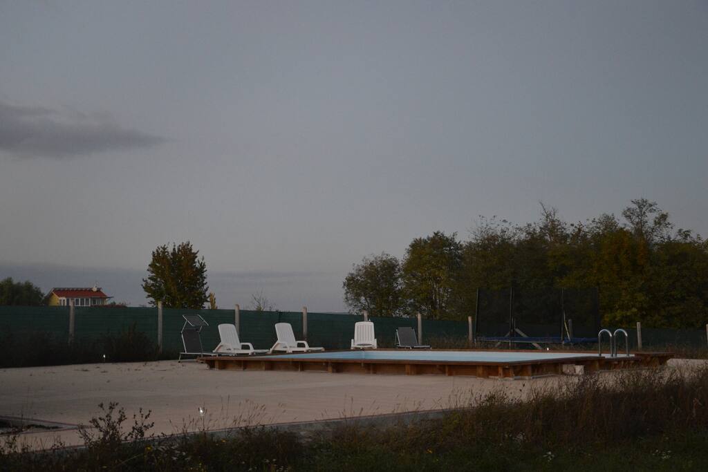 Heerlijk zwemmen in het zwembad of springen op de trampoline