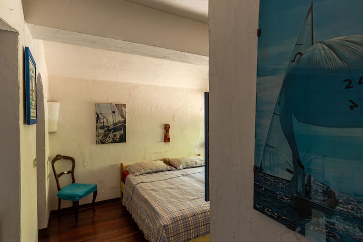 Spálňa s vlastnou kúpeľňou na poschodí