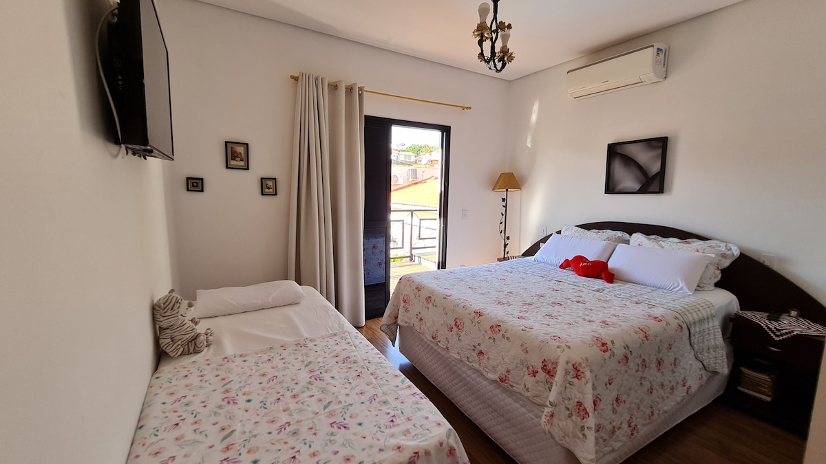 Голяма спалня с климатик, затъмняващи завеси.  С двойно легло с кутия + единично легло с кутия