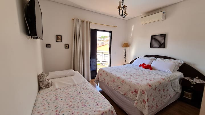Master Suite me ajër të kondicionuar, cortinablackout.  Me krevat dopio + krevat tek