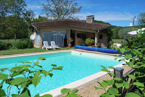 Accommodation for 2 people with a pool in Cornac