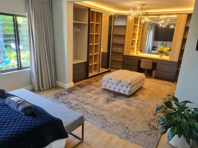 Spacious 4-bedroom family home with pool gallery image 4