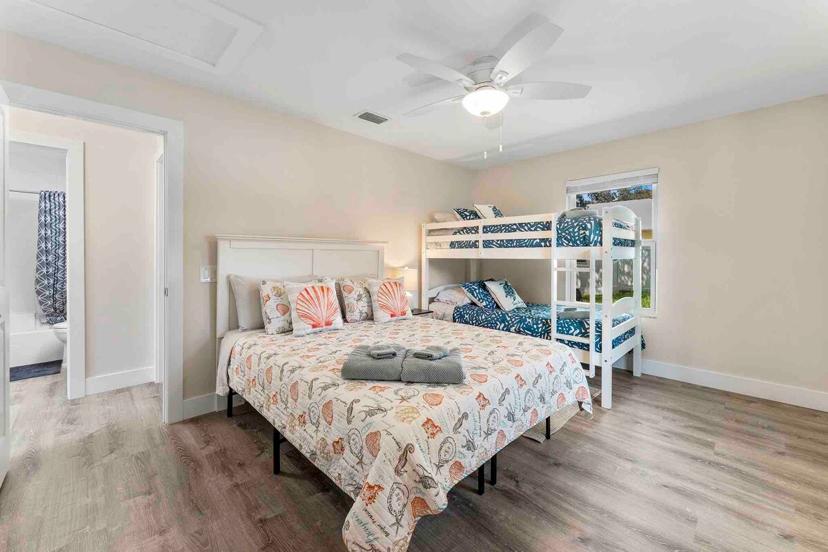 Მესამე საძინებელში არის ორადგილიანი საწოლი და ორადგილიანი ორსართულიანი საწოლები.