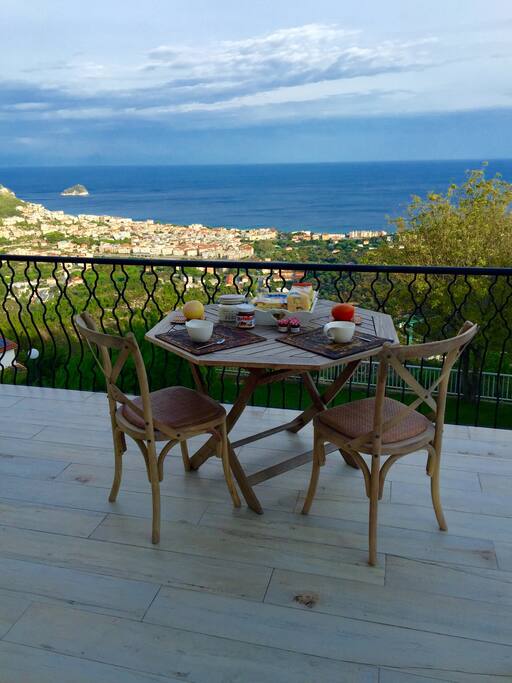 Il terrazzo con vista sull'isola / the terrace with an amazing view over Bergeggi island