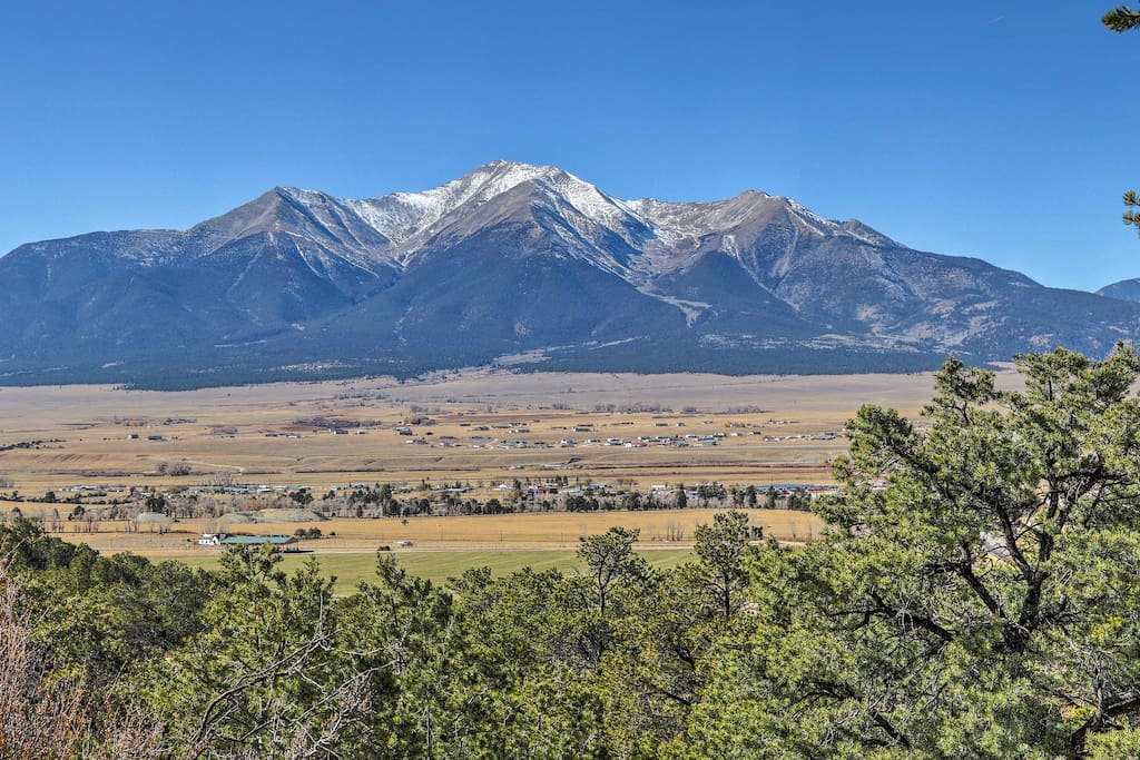 The real magnet of this vacation rental is the proximity to an abundance of outdoor adventures in the Collegiate Mountains and Arkansas River.