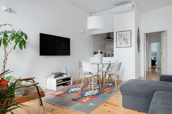 Cozy 1st floor flat. AC & Balconies. Central Chiado District