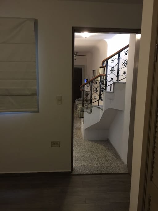Vista desde la recámara del primer nivel , se observa la escalera que lleva al segundo nivel
