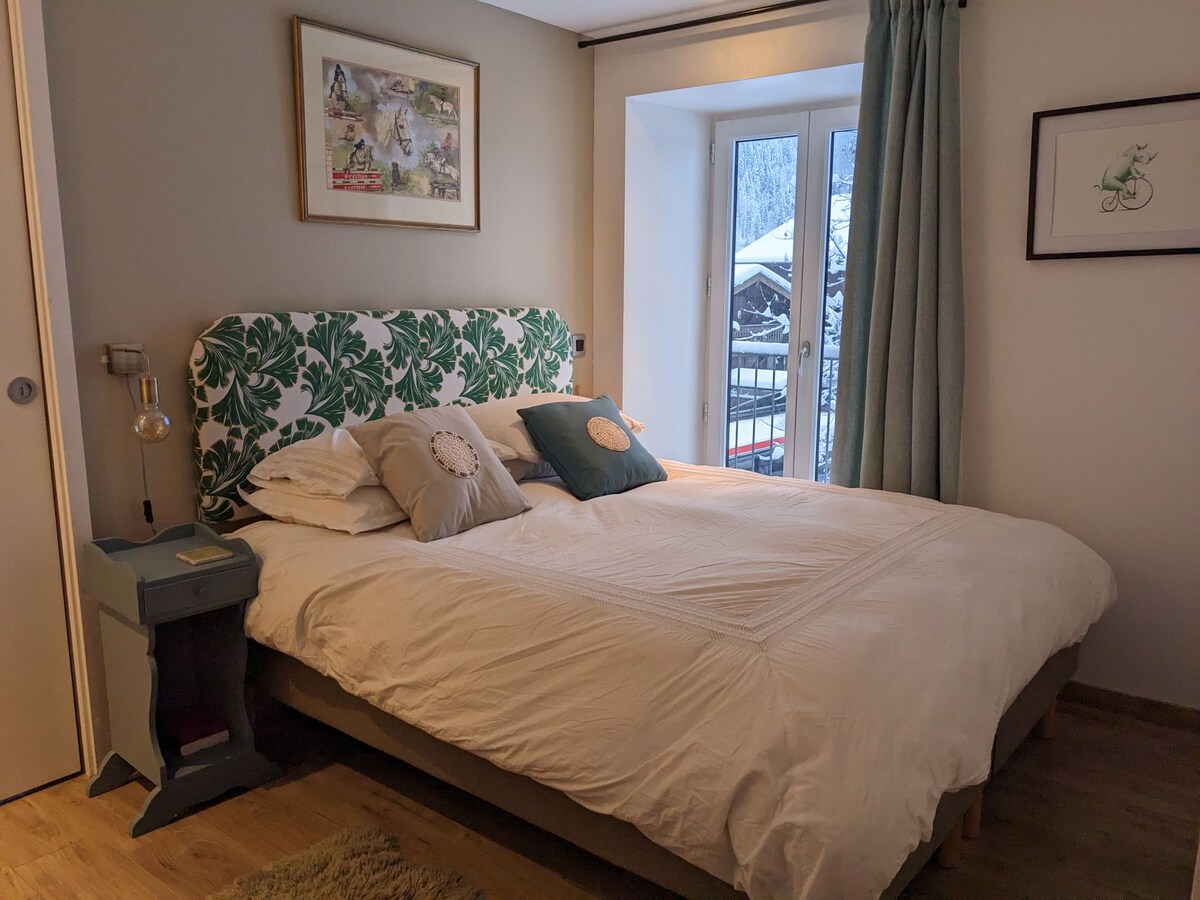 Главна спална соба со француски врати на балкон со поглед на Монблан