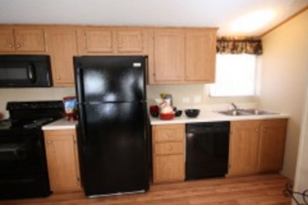 Kitchen, Bedrooms, TV, Bedding, Full Bath