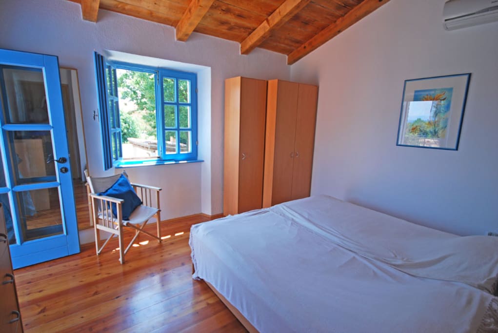 Bedroom 3 with twin beds and extra accessory bed