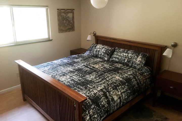 krevat dopio "king size" në dhomën kryesore të gjumit