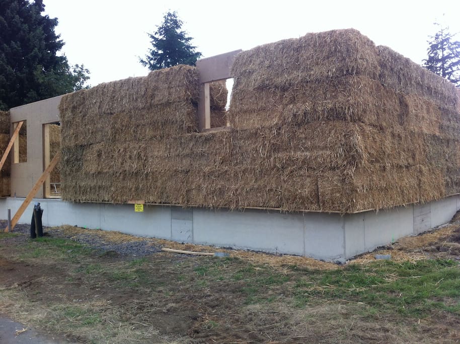 Diese Strohballen werden das Dach tragen, es ist ein lasttragendes Strohballenhaus