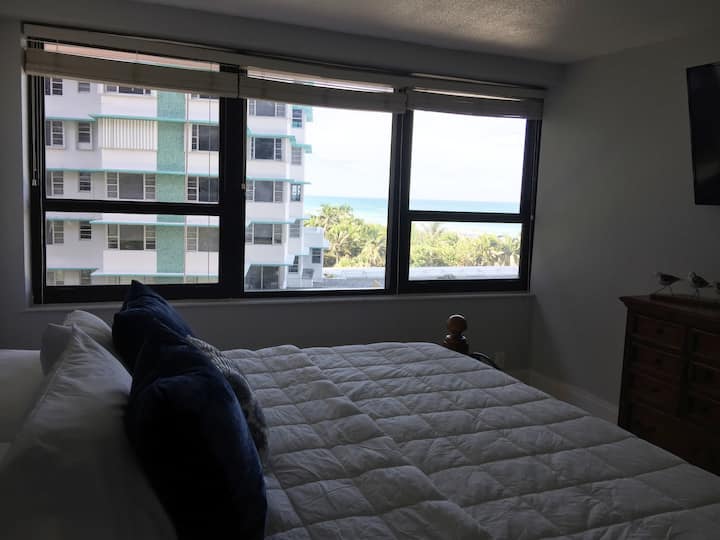 חדר שינה ראשי עם מיטת קינג