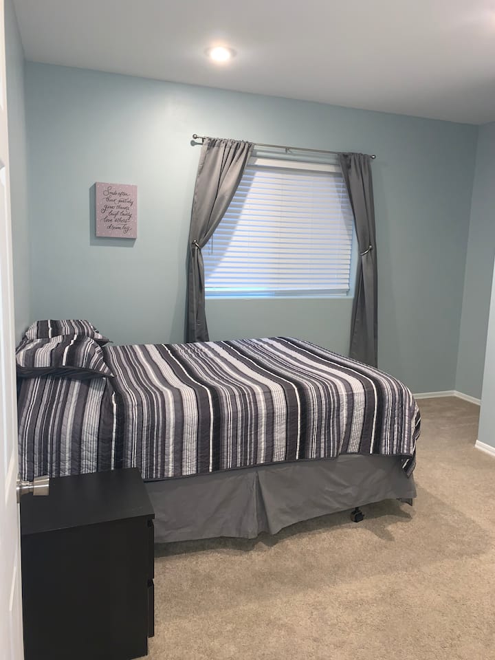 ห้องนอนพร้อมเตียงควีนไซส์ 