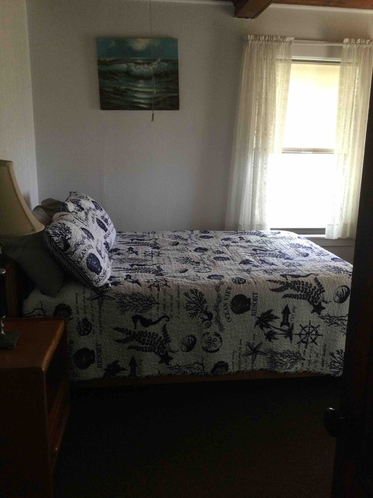 מיטה בגודל מלא בקומה הראשונה.