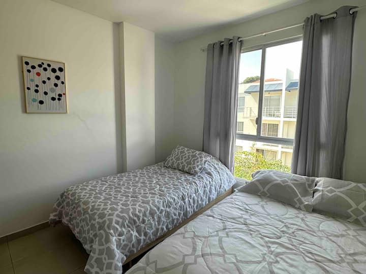 Soba 3 
Spavaća soba za 2 osobe 
1 1/2 krevet na trgu 