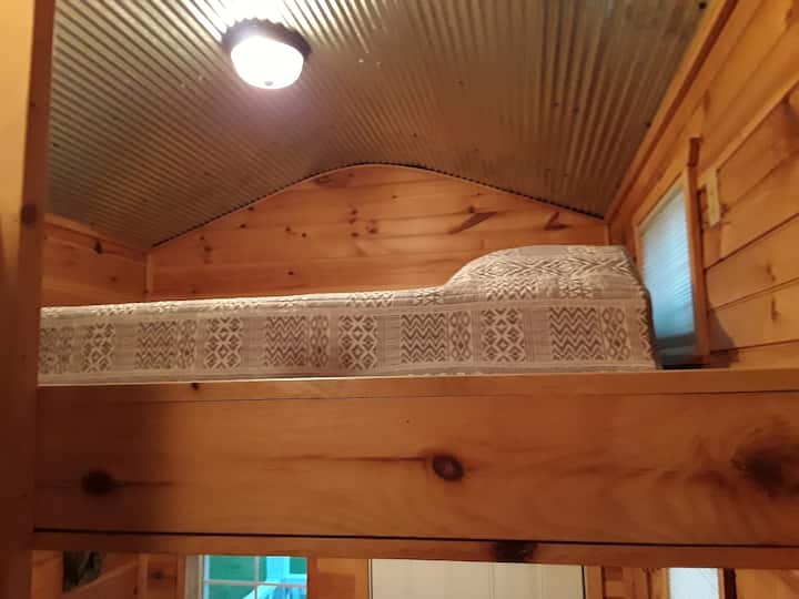 una de las 2 camas tamaño queen loft con un montón de espacio para la cabeza. Acceso a la escalera a ambos . Debes entender que yo o el seguro no se hacen responsables de las lesiones por el uso de escaleras. Mantén una política inofensiva. Gracias