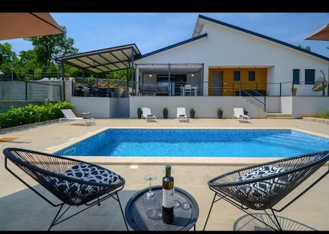 VILLA BELLAVU, PREDIVNA NOVA VILA AND RAKLJU