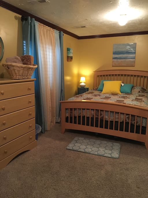 Bedroom with queen size bed. (Can sleep 2)