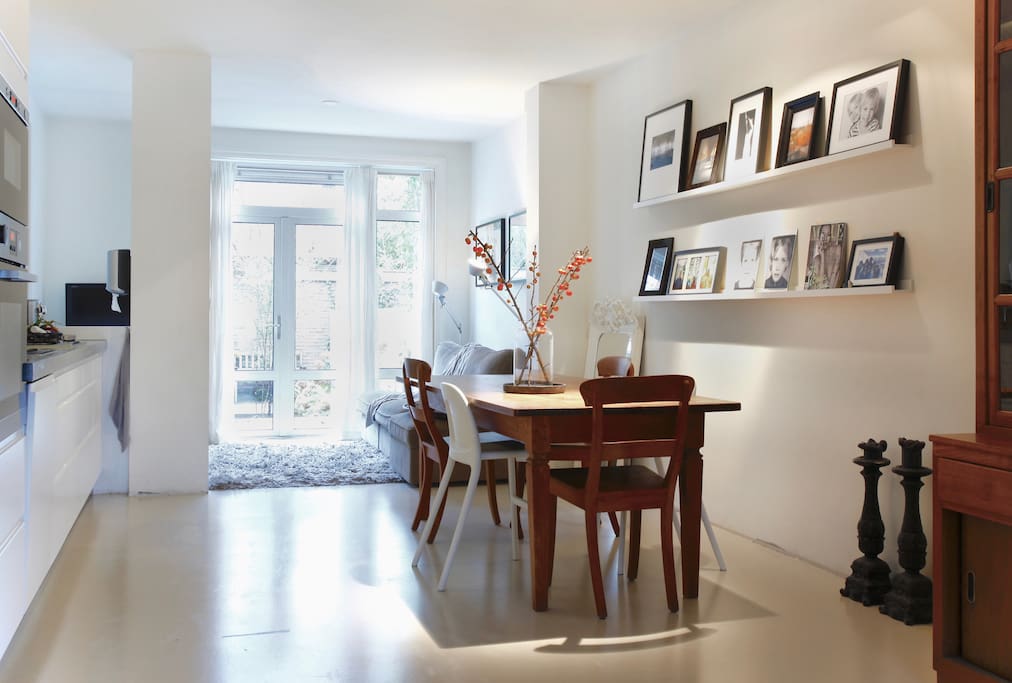 Open keuken met eettafel en ruimte voor 5 personen