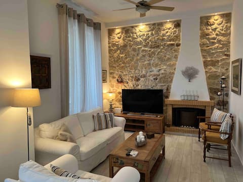 Popular Airbnb listing: Cozy stone house in the heart ❤ of Loutraki in δήμος λουτρακίου περαχώρας αγίων θεοδώρων