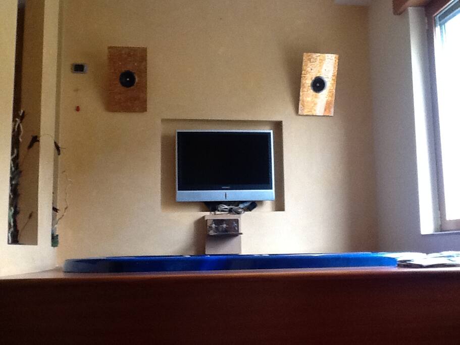 guardare la tv immersi in una Jacuzzi x 4 persone