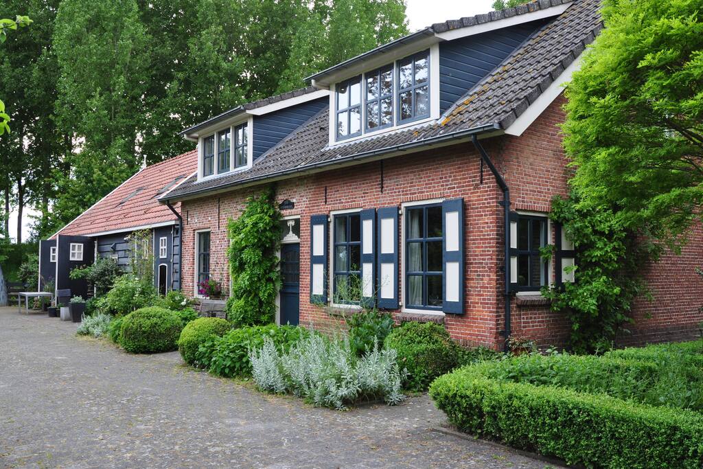 Zuiderland is het stenen huis rechts