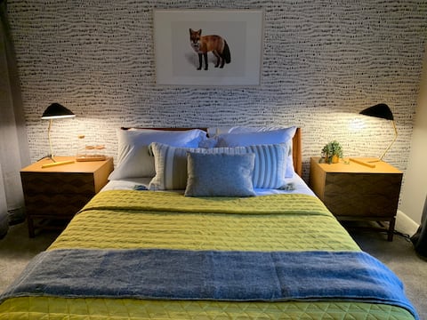 A Fresh Mid Century 2- bedroom East End Area