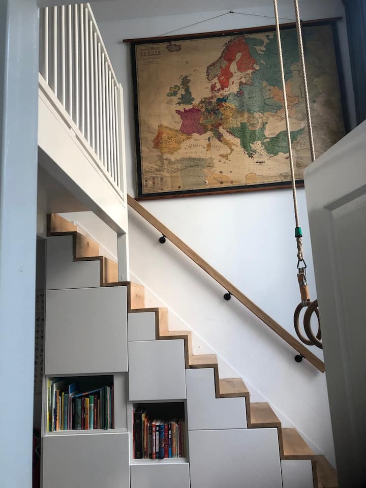 Chumba cha watoto kilicho na chumba cha kucheza cha splitlevel