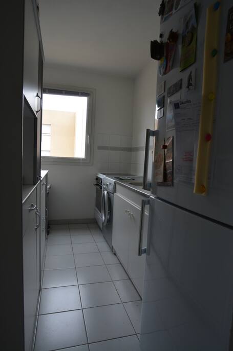 Cuisine lumineuse. Le lave-linge ne se plaint pas.