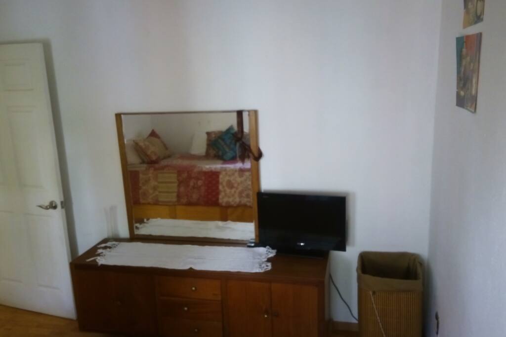 La habitación tiene bastante luz natural durante el día.