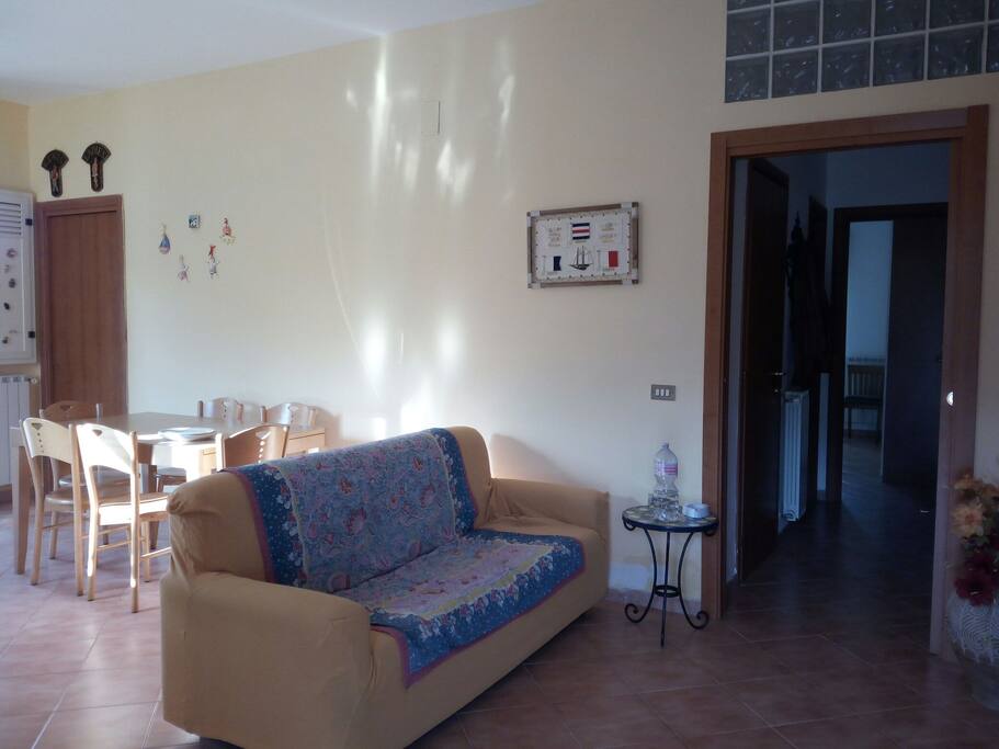 Sala soggiorno appartamento n.1 con divano letto matrimoniale