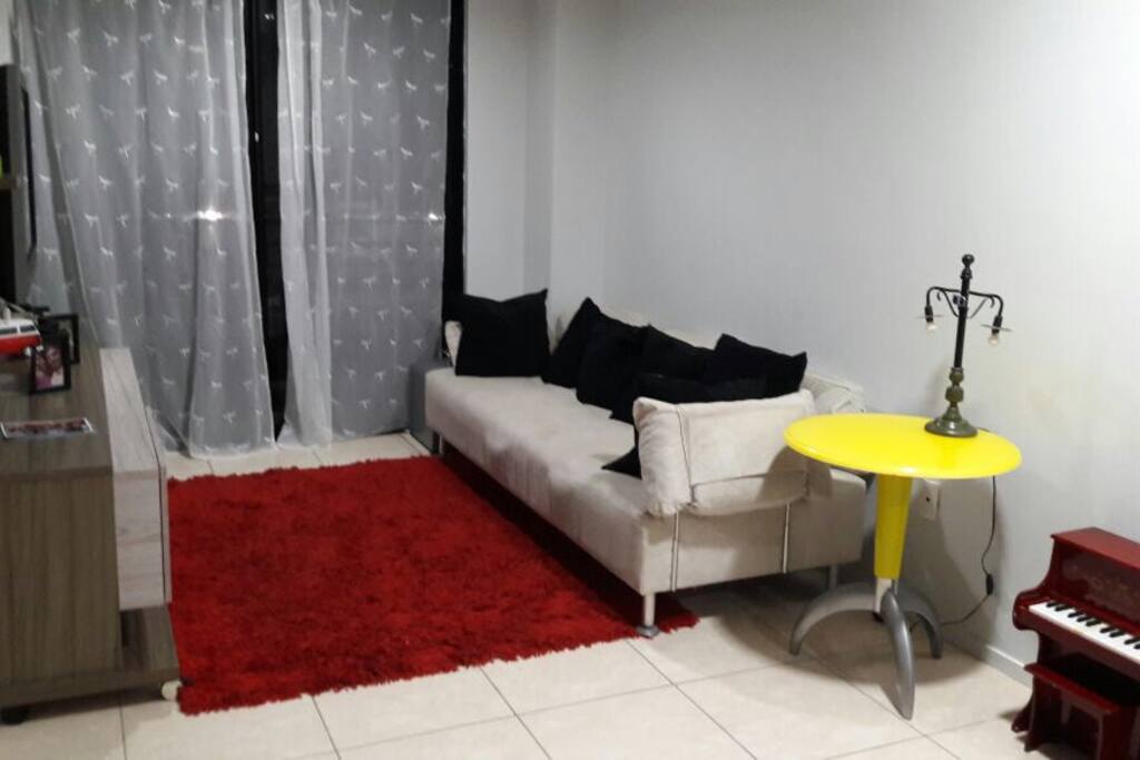 Sala de estar com TV a cabo