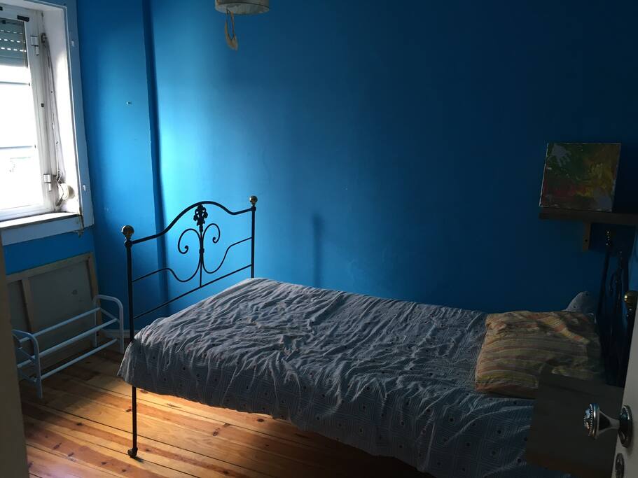 Bedroom single bed
