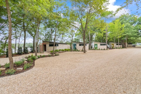 Group Getaway on Cedar Creek Lake w/ Four Cottages