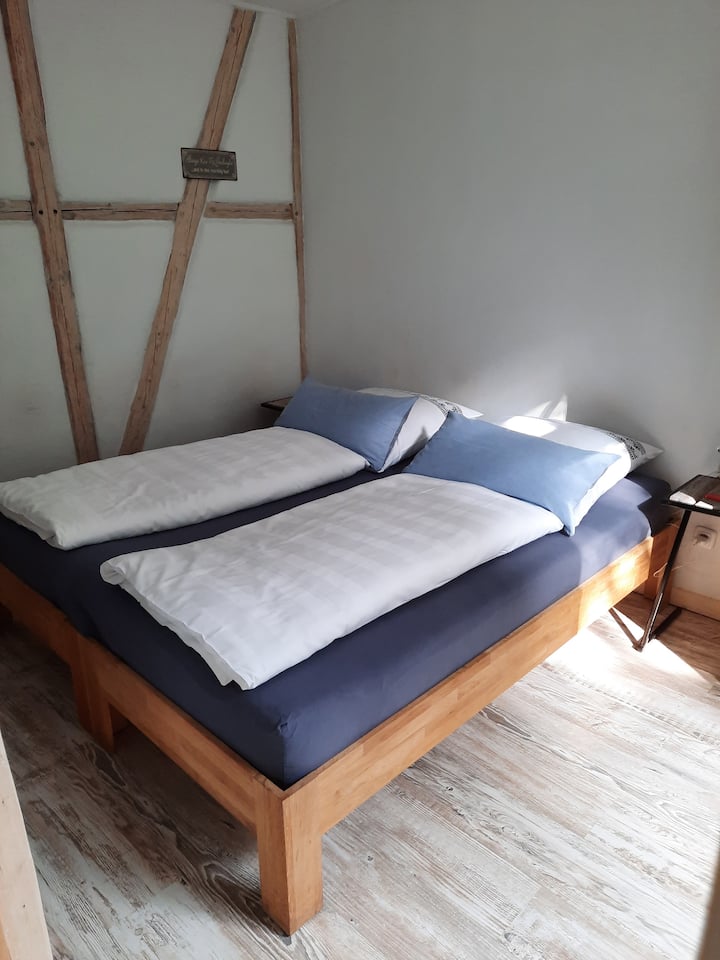 הקירות עשויים מעץ וחלקם טיח. אקלים פנימי נפלא.
מסך על חלון