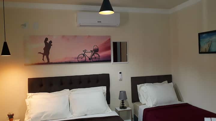 El apartamento tiene 1 cama de la casa,l colchón ORTOPÉDICO D33 y 1 cama individual, colchón de RESORTE EMBOLSADO, aire ACONDICIONADO y VENTILADOR DE TECHO, SMARTV 40", ropa de CAMA TOTALMENTE DESINFECTADA, ALMOHADAS ADICIONALES Y LA MEJOR UBICACIÓN DE D. MARTINS.
