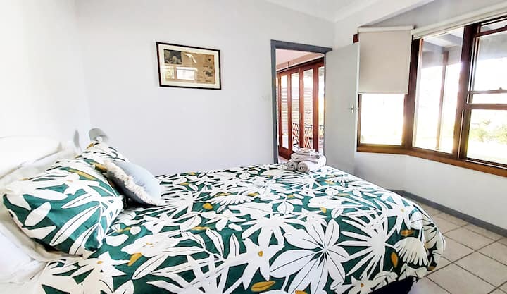 Dormitorio principal.  Ventanas con vistas al patio trasero con vistas al lago.