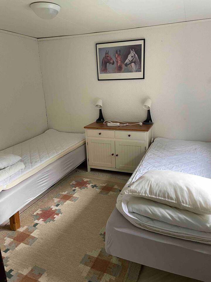 El dormitorio está en garaje. Puedes caminar a través del patio para llegar.