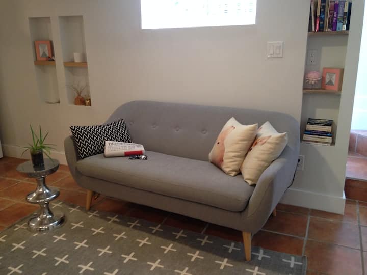 Fairfield 2 Br Basement Suite. 1 Block To Ocean. - Victoria