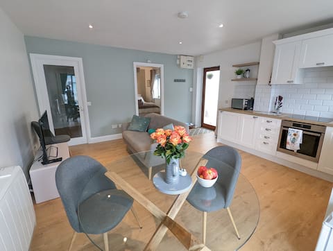 Quiet Modern Oasis with Easy Access to Cork City