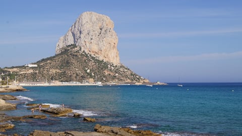 Les yeux dans le bleu, vue sur mer et les salines.