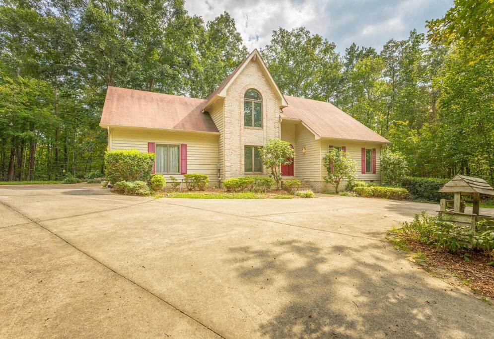 Large circular driveway makes for easy entrance and easy flat parking for everyone.
