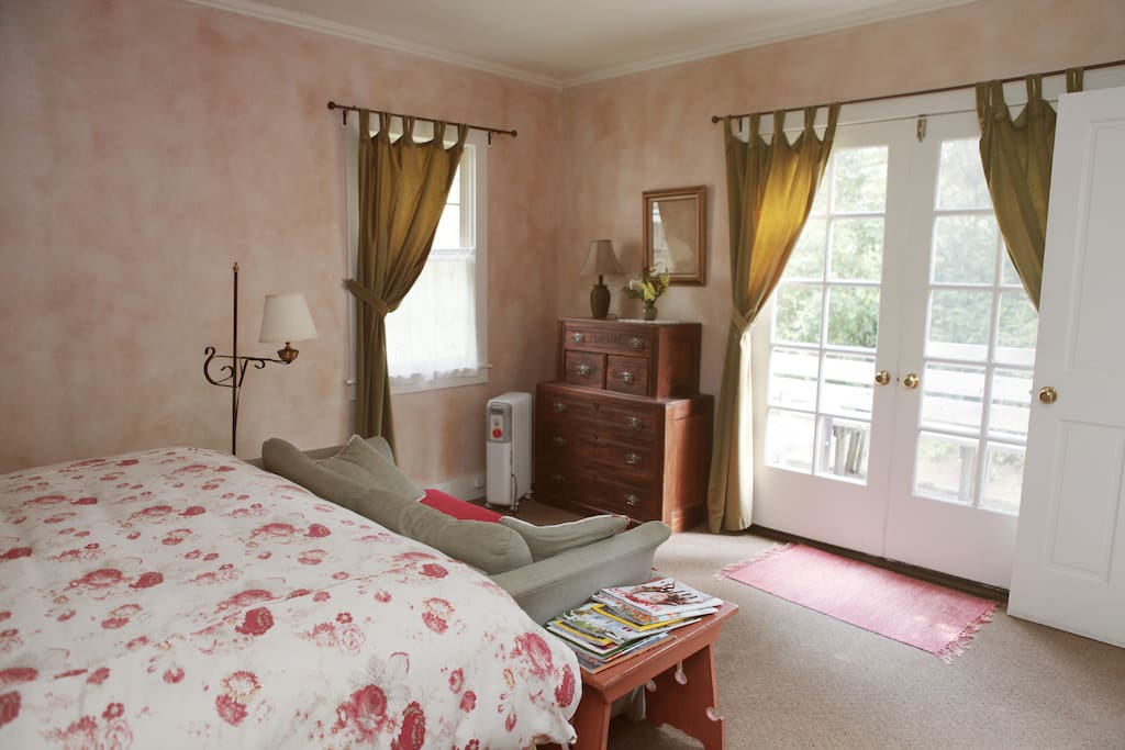 Elizabeth's room with King bed, private bath with tub/shower.
Coffee maker.