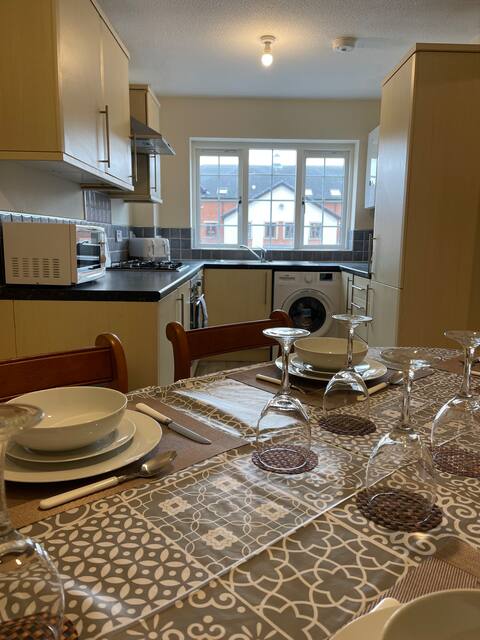 Large | Sleeps 14 | 3 bathroom | Parking | Grimsby