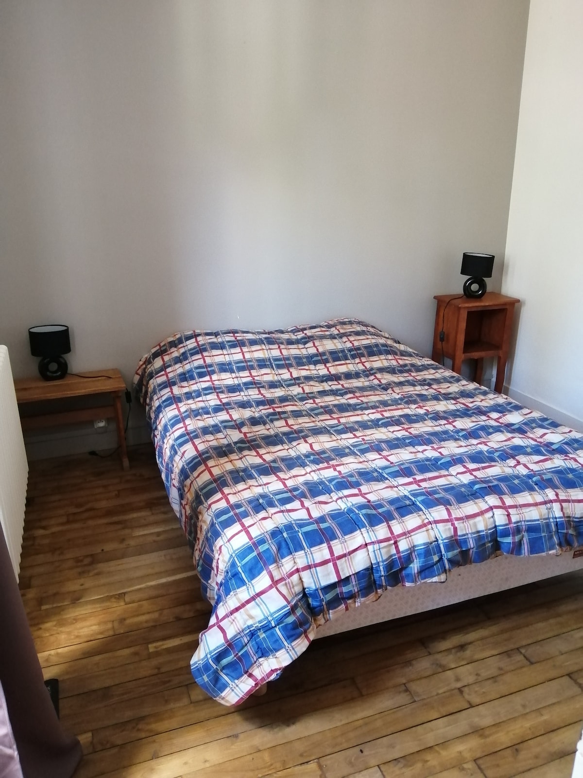 Cama doble con inodoro