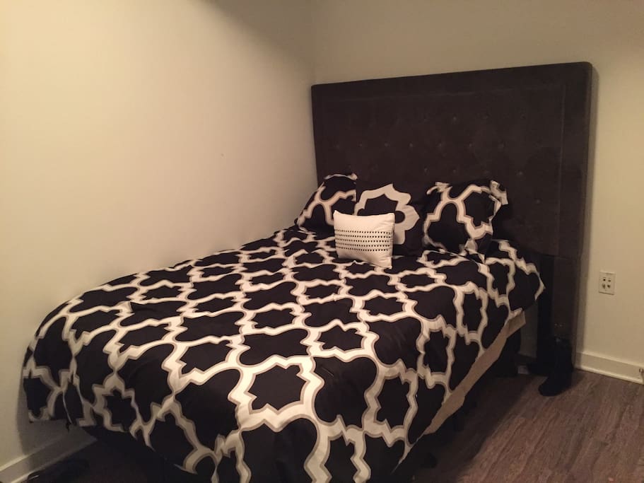 Cozy and descrete bedroom.
