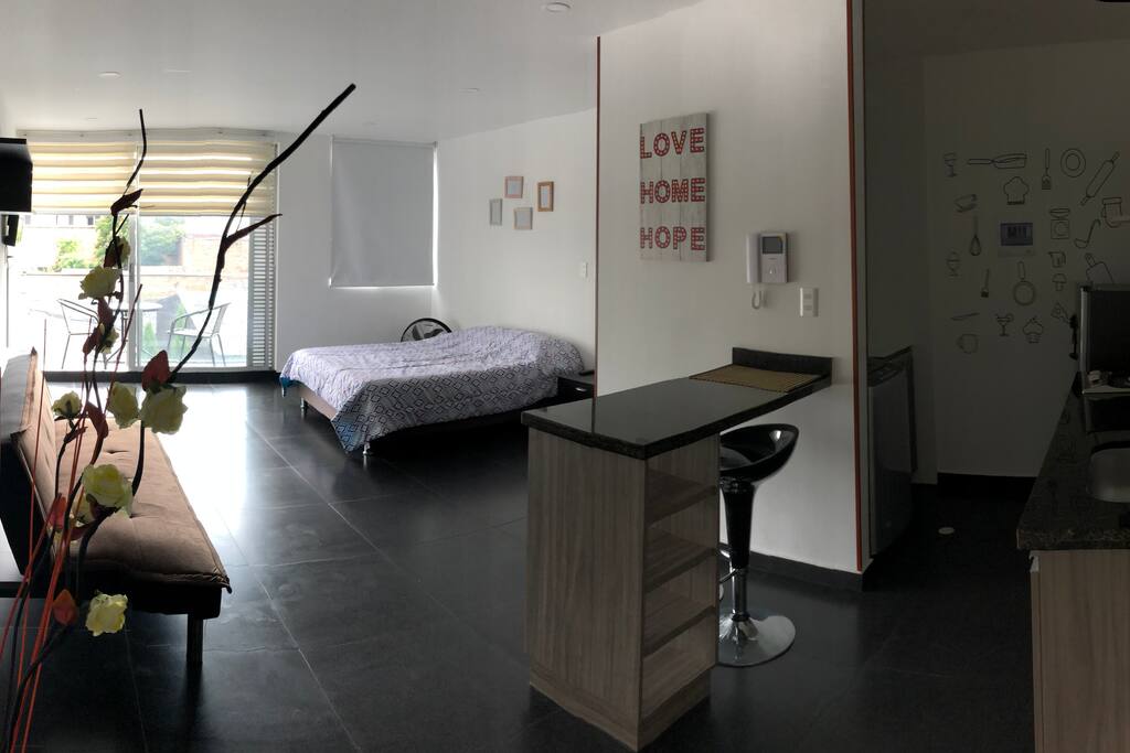 Apartamento loft super confortable, excelente luminosidad y espacio, TV e internet.
Appartement style loft très confortable, excellent luminosité et espaces, TV et internet. Loft style apartment vert confortable, excellent brightness and spaces, TV and wifi.