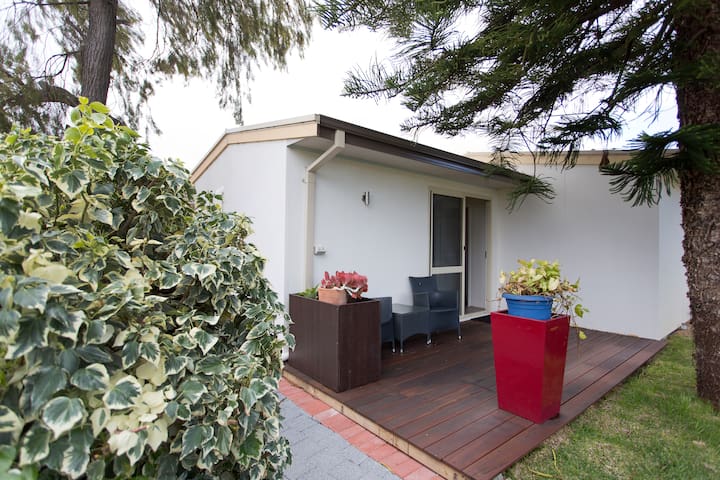 Tranquil retreat in suburbia