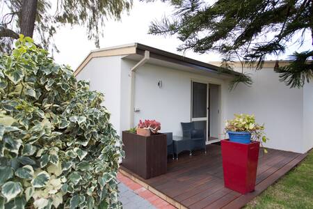 Tranquil retreat in suburbia